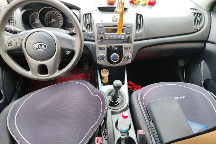Used Kia Forte 2011 1.6L MT GL Center Console