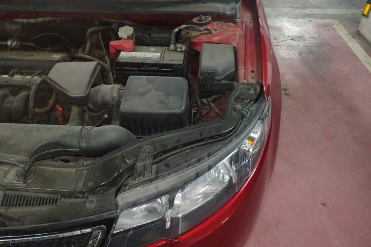 Used Kia Forte 2011 1.6L AT Premium Engine Bay Left