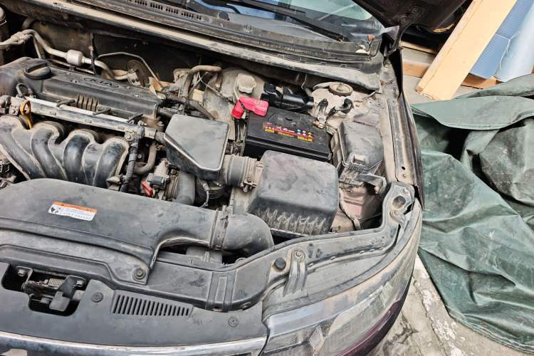 Used Kia Forte 2011 1.6L AT Premium Engine Bay Left