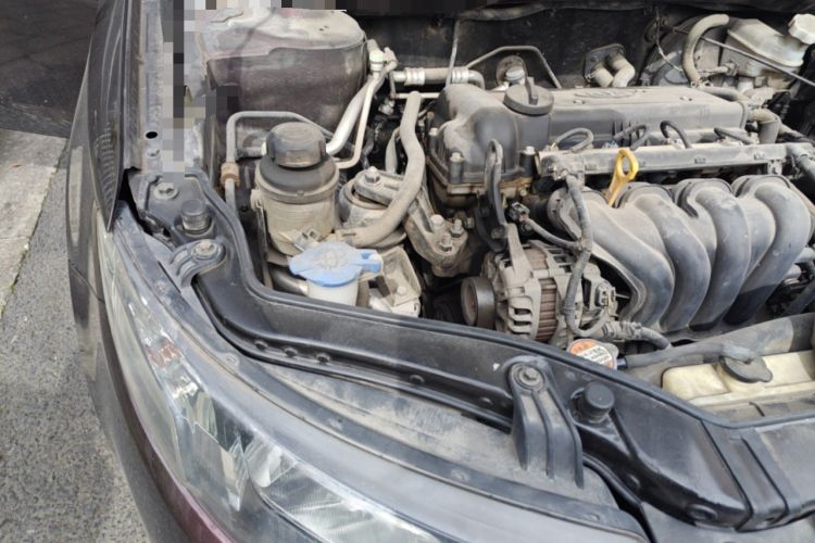 Used Kia Forte 2011 1.6L AT Premium Engine Bay Right
