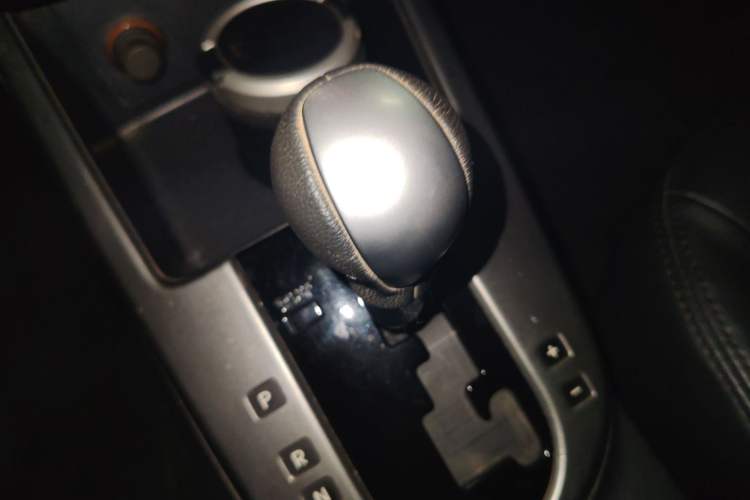 Used Kia Forte 2011 1.6L AT Premium Gear Lever