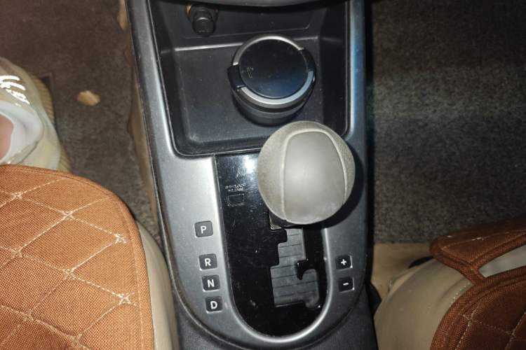 Used Kia Forte 2011 1.6L AT Premium Gear Lever