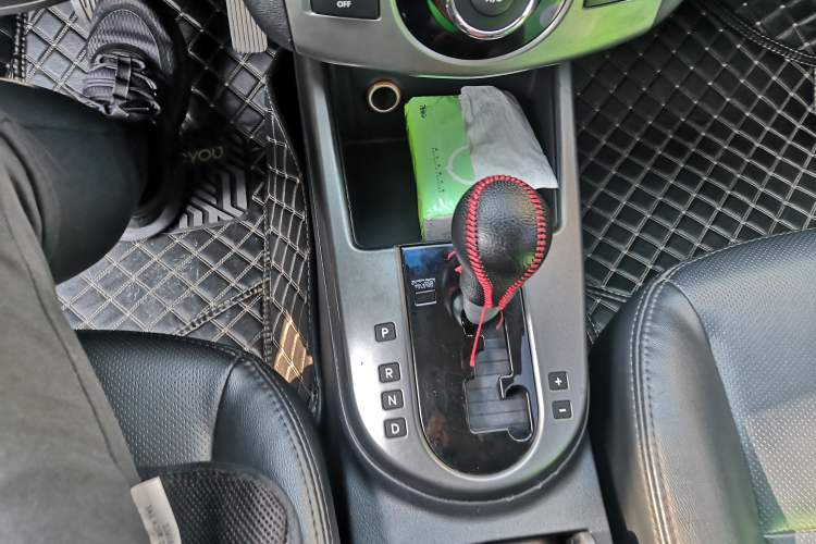 Used Kia Forte 2011 1.6L AT Premium Gear Lever