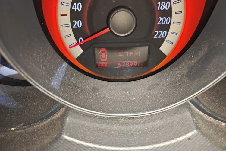 Used Kia Forte 2011 1.6L AT Premium Odometer Close Up