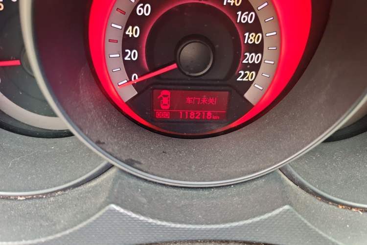 Used Kia Forte 2011 1.6L AT Premium Odometer Close Up
