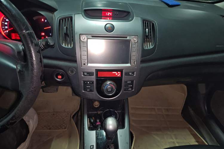 Used Kia Forte 2011 1.6L AT Premium Audio And AC Panel