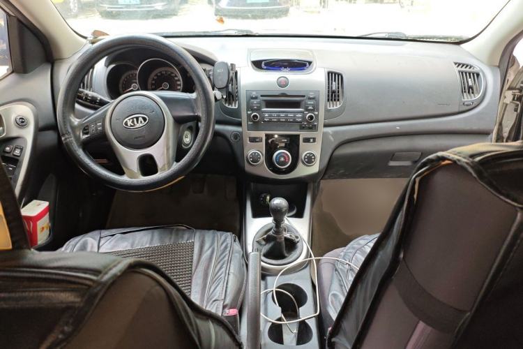 Used Kia Forte 2011 1.6L MT GL Center Console