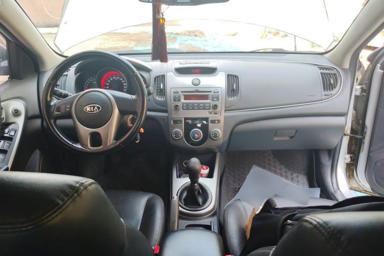 Used Kia Forte 2011 1.6L MT GLS Center Console