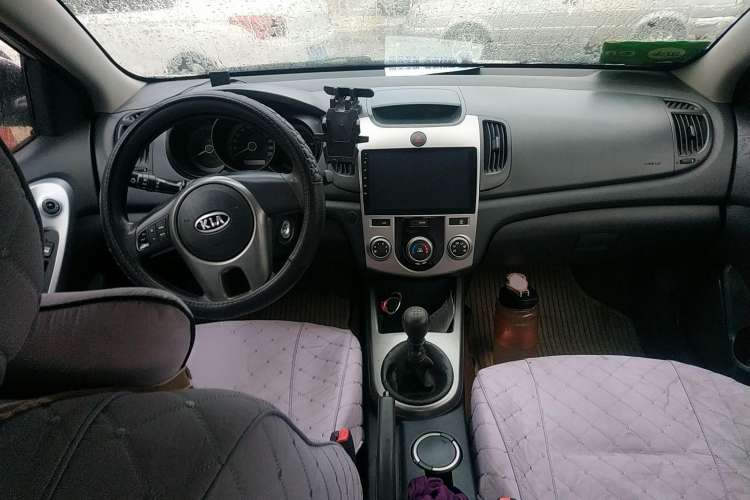 Used Kia Forte 2011 1.6L MT GL Center Console