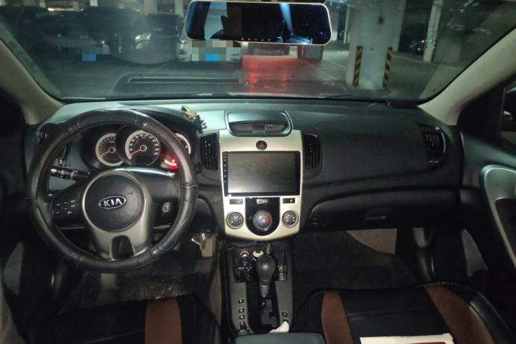 Used Kia Forte 2011 1.6L AT GL Center Console
