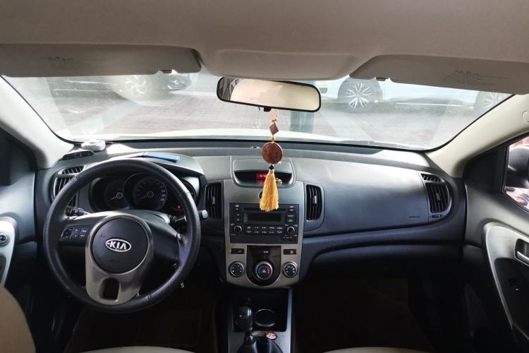 Used Kia Forte 2011 1.6L MT GL Center Console