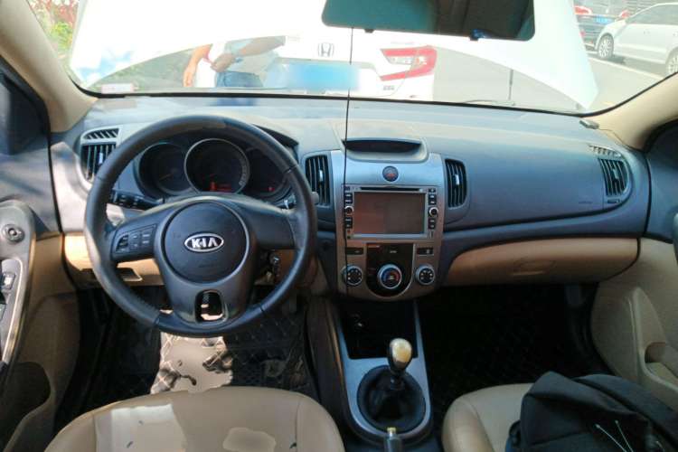 Used Kia Forte 2011 1.6L MT GLS Center Console