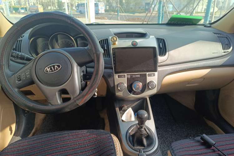Used Kia Forte 2011 1.6L MT GL Center Console