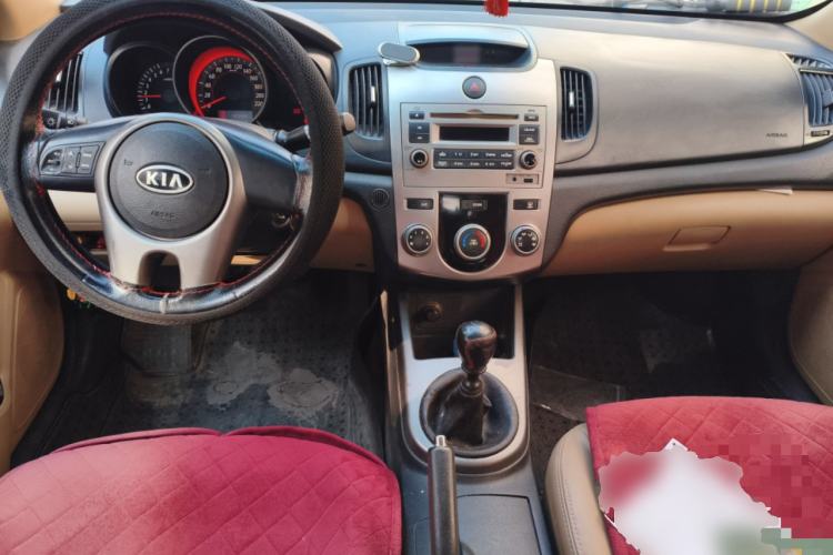 Used Kia Forte 2011 1.6L MT GLS Center Console