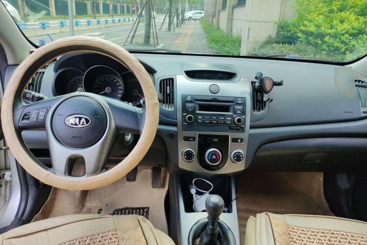 Used Kia Forte 2011 1.6L MT GL Center Console