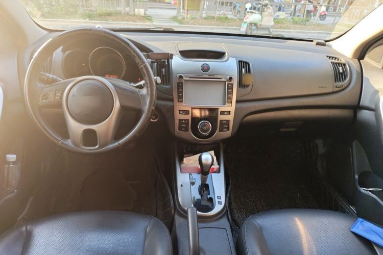 Used Kia Forte 2011 1.6L AT Premium Center Console