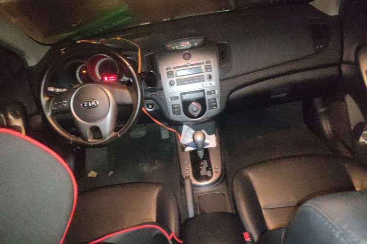 Used Kia Forte 2011 1.6L AT Premium Center Console