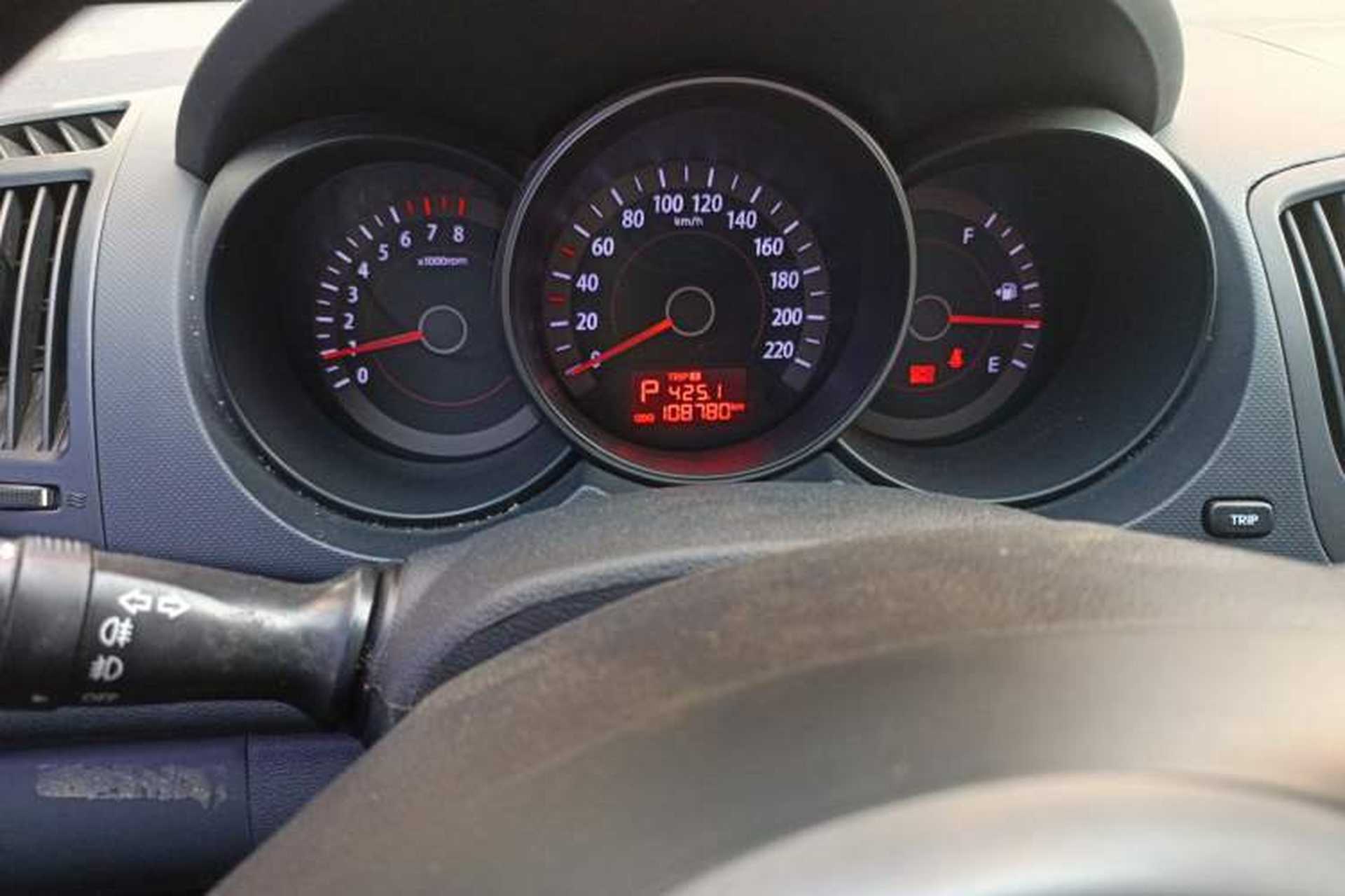 Used Kia Forte 2011 1.6L AT GL Odometer Close Up