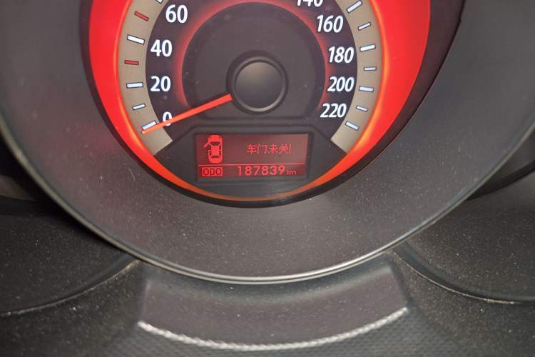 Used Kia Forte 2011 1.6L AT Premium Odometer Close Up