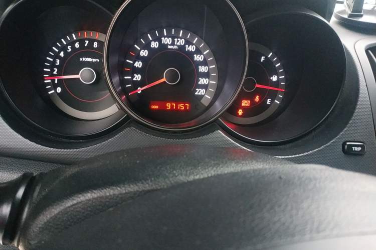 Used Kia Forte 2011 1.6L MT GL Odometer Close Up