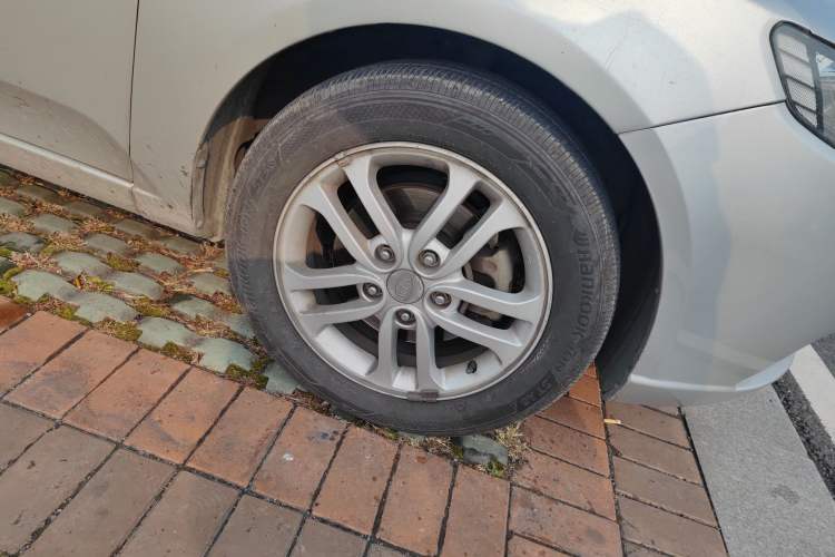 Used Kia Forte 2011 1.6L AT Premium Right Front Wheel Hub