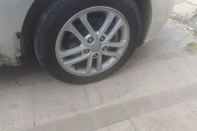 Used Kia Forte 2011 1.6L AT Premium Right Front Wheel Hub