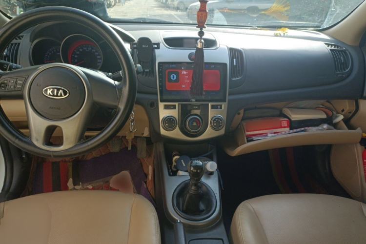 Used Kia Forte 2011 1.6L MT GLS Center Console