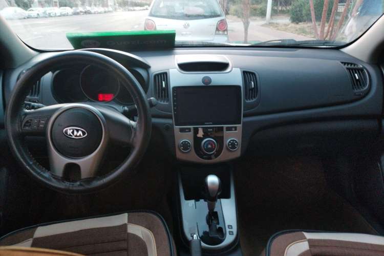 Used Kia Forte 2011 1.6L AT GLS Center Console