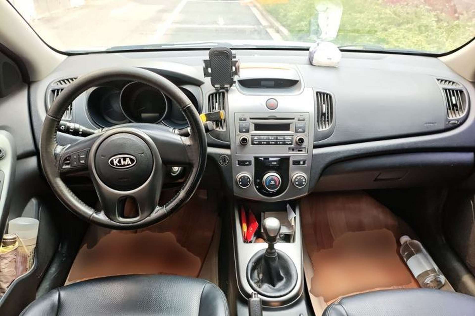 Used Kia Forte 2011 1.6L MT GLS Center Console