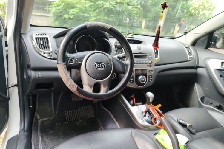 Used Kia Forte 2011 1.6L AT Premium Center Console