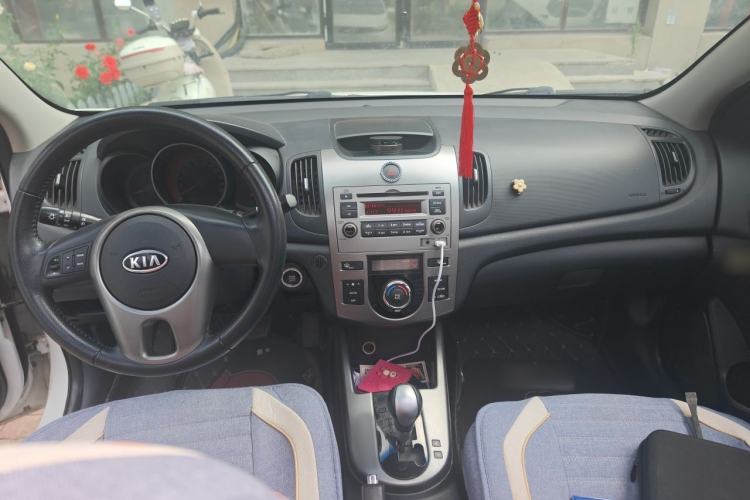 Used Kia Forte 2011 1.6L AT Premium Center Console
