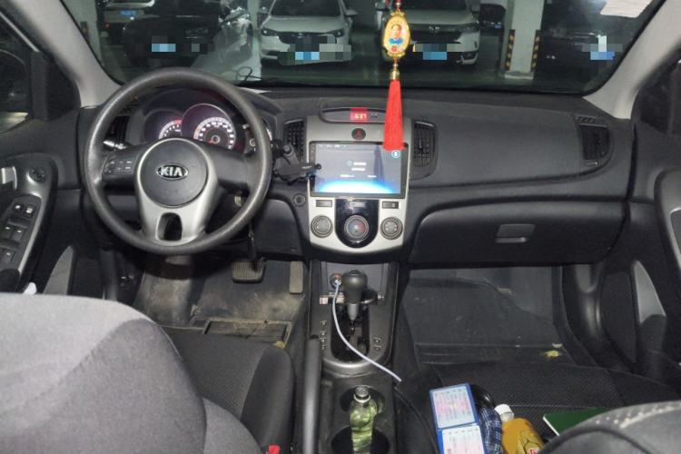 Used Kia Forte 2011 1.6L AT GL Center Console