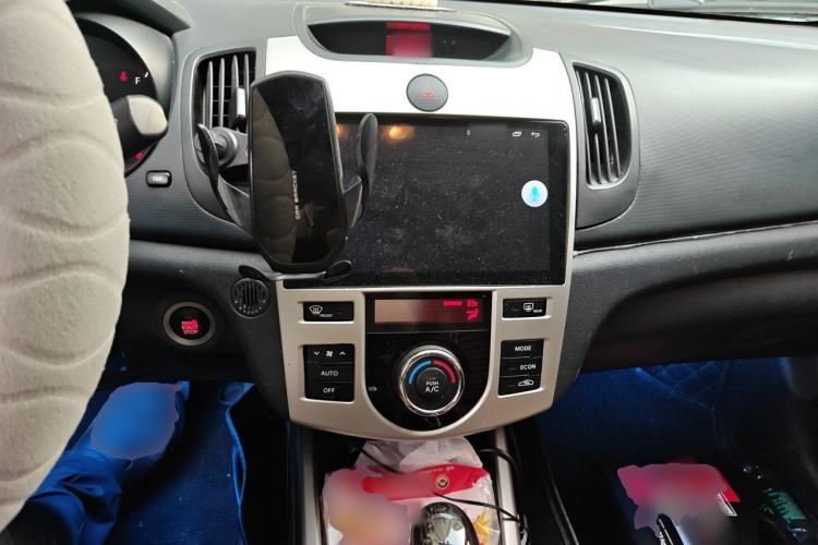 Used Kia Forte 2011 1.6L AT Premium Center Console