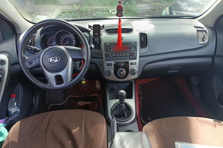 Used Kia Forte 2011 1.6L MT GL Center Console
