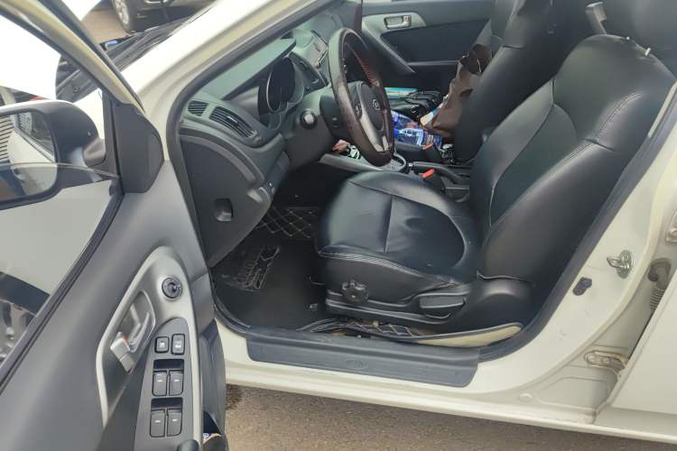 Used Kia Forte 2011 1.6L AT Premium Driver Seat