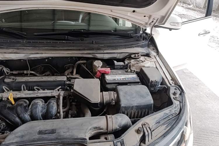 Used Kia Forte 2011 1.6L MT GLS Engine Bay Left