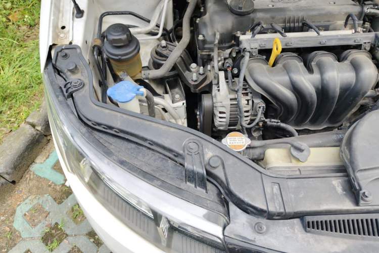 Used Kia Forte 2011 1.6L AT Premium Engine Bay Right