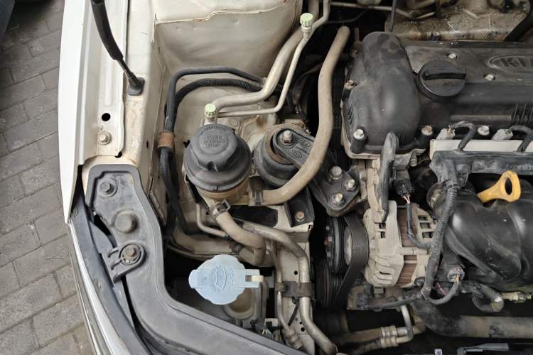 Used Kia Forte 2011 1.6L AT Premium Engine Bay Right