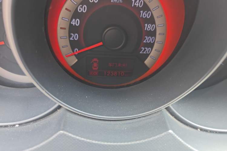 Used Kia Forte 2011 1.6L AT Premium Odometer Close Up
