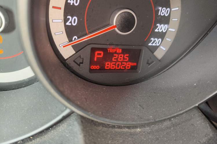 Used Kia Forte 2011 1.6L AT GL Odometer Close Up