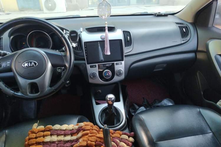 Used Kia Forte 2012 1.6L MT GLS Commemorative Edition Center Console