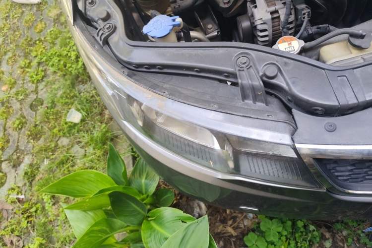 Used Kia Forte 2012 1.6L MT GL Commemorative Edition Engine Bay Right