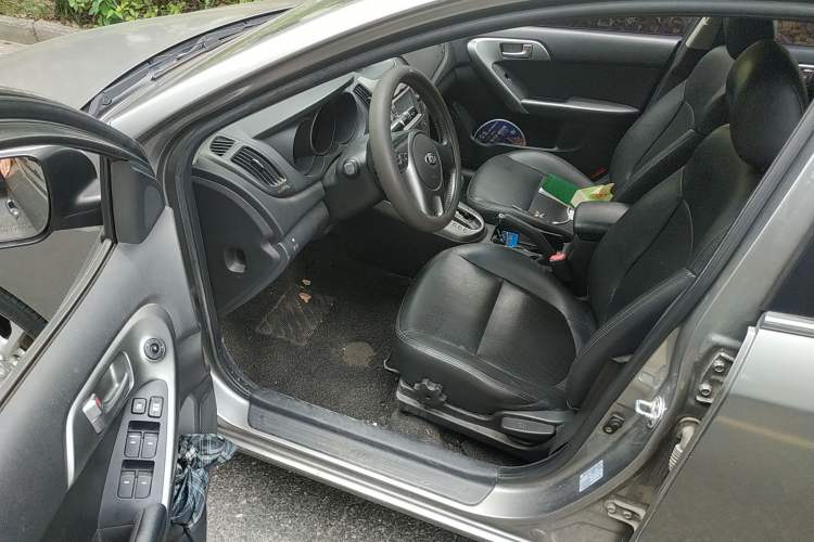 Used Kia Forte 2012 1.6L AT Premium Commemorative Edition Interior 3