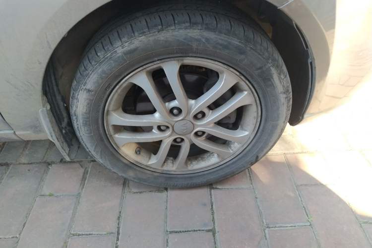 Used Kia Forte 2012 1.6L MT GLS Commemorative Edition Right Front Wheel Hub