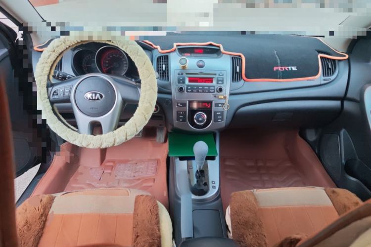 Used Kia Forte 2012 1.6L AT Premium Commemorative Edition Center Console