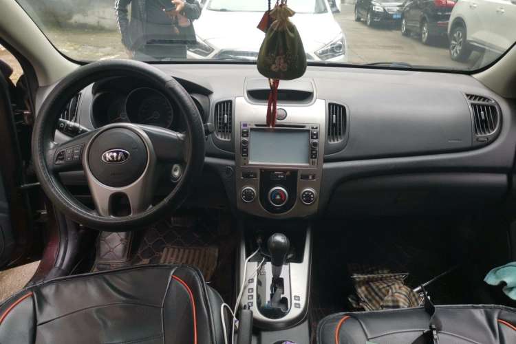 Used Kia Forte 2012 1.6L AT GL Commemorative Edition Center Console