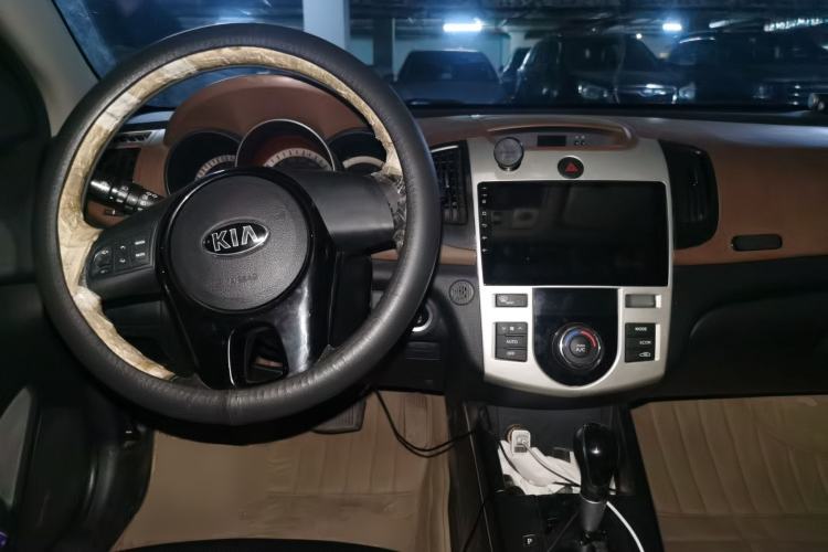 Used Kia Forte 2012 1.6L AT Premium Commemorative Edition Center Console