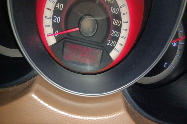 Used Kia Forte 2012 1.6L AT Premium Commemorative Edition Odometer Close Up