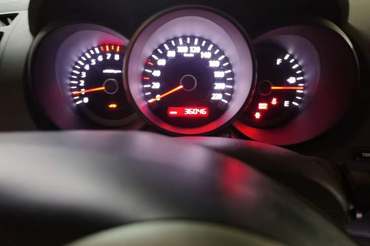 Used Kia Forte 2012 1.6L MT GL Commemorative Edition Odometer Close Up