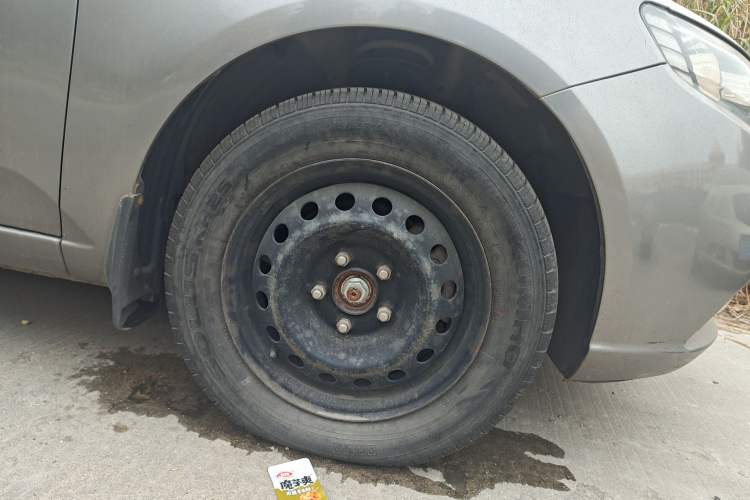Used Kia Forte 2012 1.6L MT GL Commemorative Edition Right Front Wheel Hub